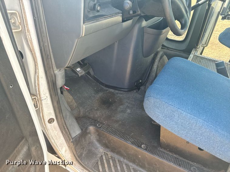 image for item DX3832 1995 Ford Econoline E350 shuttle bus