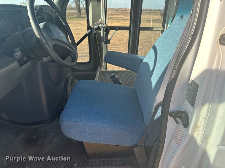 image for item DX3832 1995 Ford Econoline E350 shuttle bus