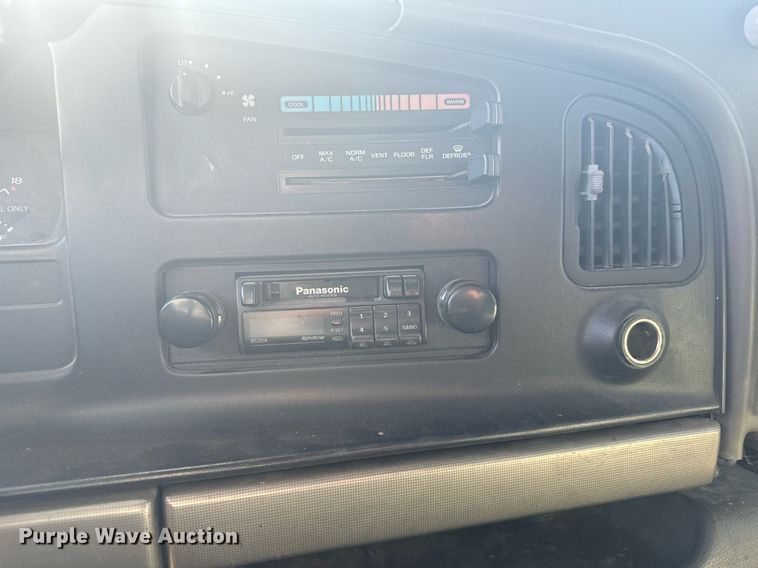 image for item DX3832 1995 Ford Econoline E350 shuttle bus