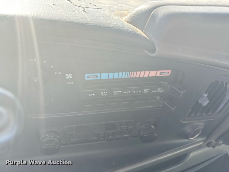 image for item DX3832 1995 Ford Econoline E350 shuttle bus