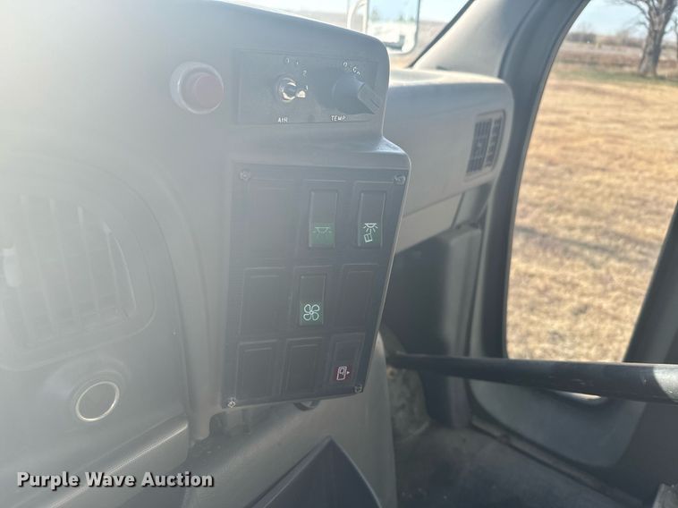 image for item DX3832 1995 Ford Econoline E350 shuttle bus