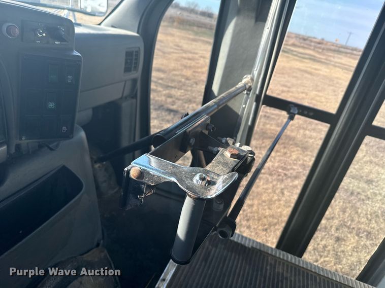 image for item DX3832 1995 Ford Econoline E350 shuttle bus