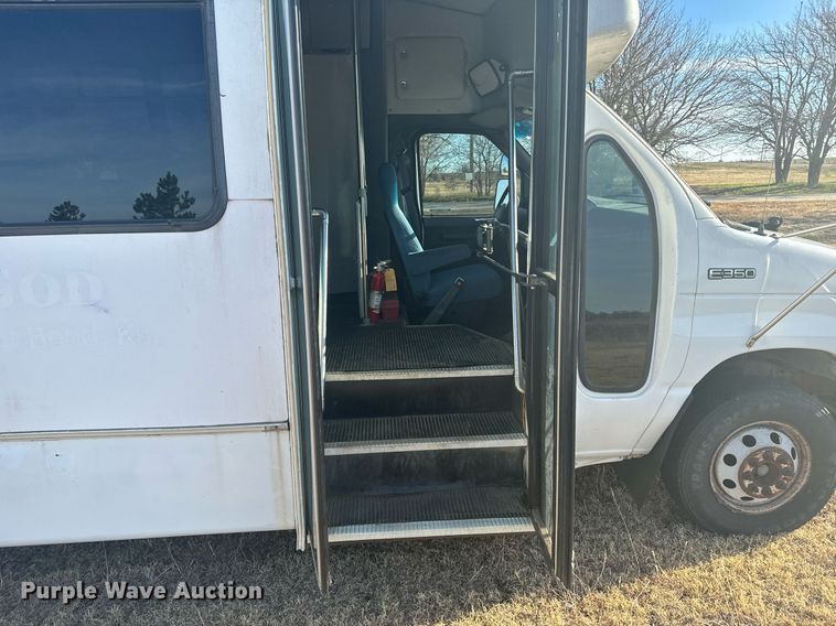 image for item DX3832 1995 Ford Econoline E350 shuttle bus