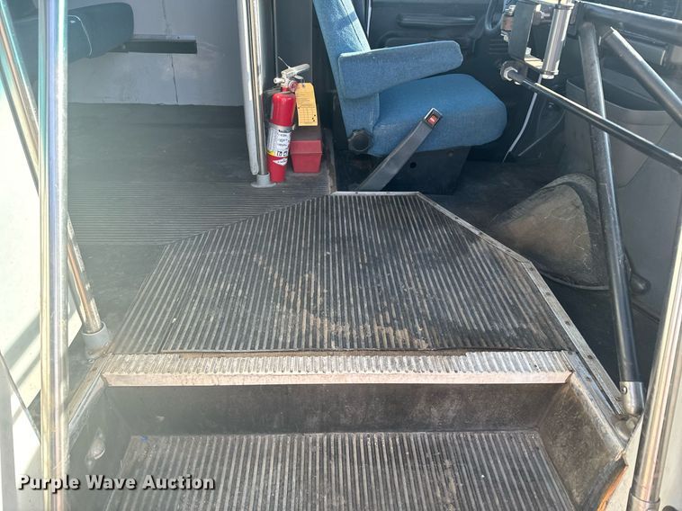 image for item DX3832 1995 Ford Econoline E350 shuttle bus