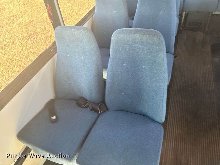 image for item DX3832 1995 Ford Econoline E350 shuttle bus