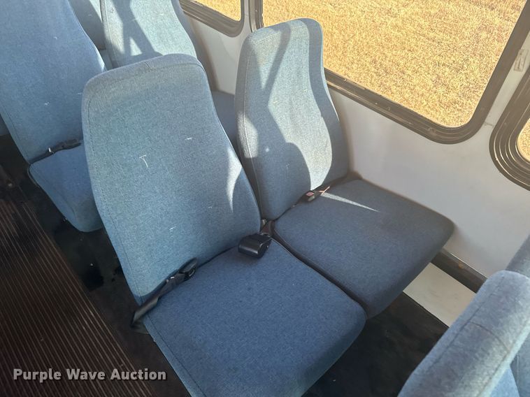 image for item DX3832 1995 Ford Econoline E350 shuttle bus