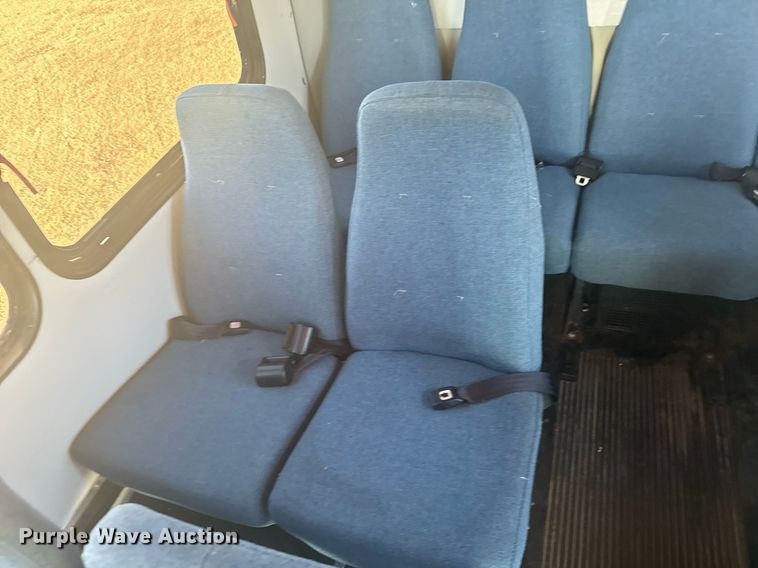 image for item DX3832 1995 Ford Econoline E350 shuttle bus