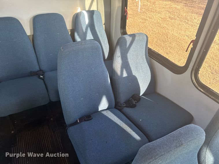 image for item DX3832 1995 Ford Econoline E350 shuttle bus