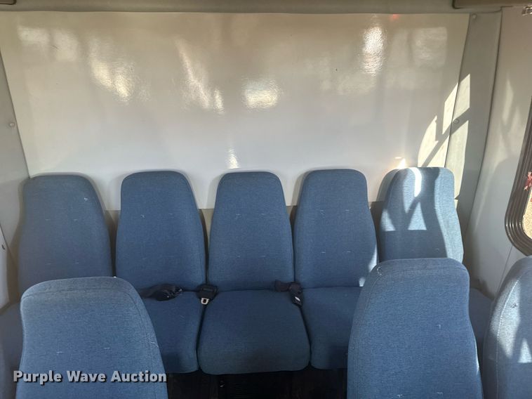 image for item DX3832 1995 Ford Econoline E350 shuttle bus