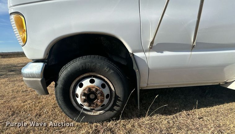 image for item DX3832 1995 Ford Econoline E350 shuttle bus