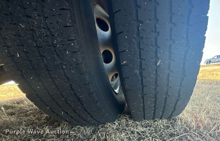 image for item DX3832 1995 Ford Econoline E350 shuttle bus