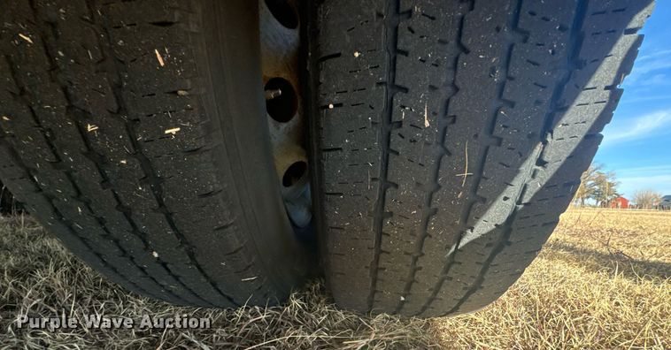 image for item DX3832 1995 Ford Econoline E350 shuttle bus