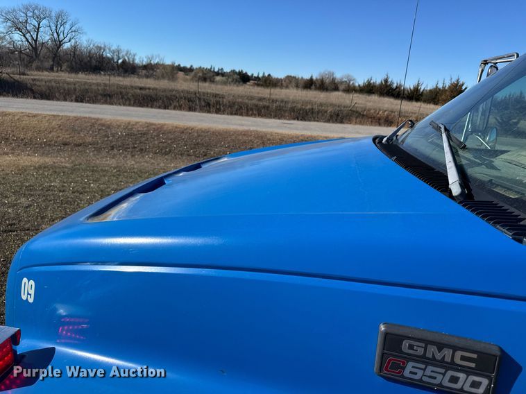 image for item DX3892 1999 GMC C6500 rollback truck