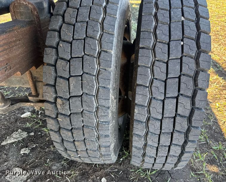 image for item DX3892 1999 GMC C6500 rollback truck