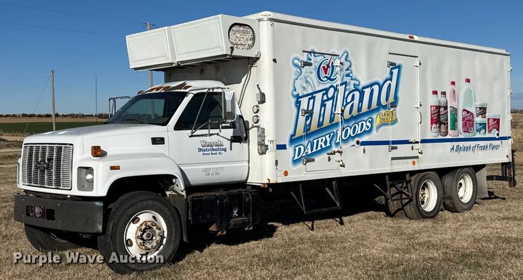 image for item DX3902 2000 Chevrolet C7500 refrigerated truck