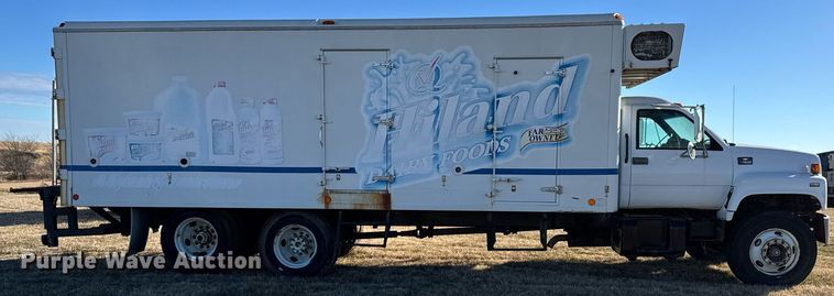 image for item DX3902 2000 Chevrolet C7500 refrigerated truck