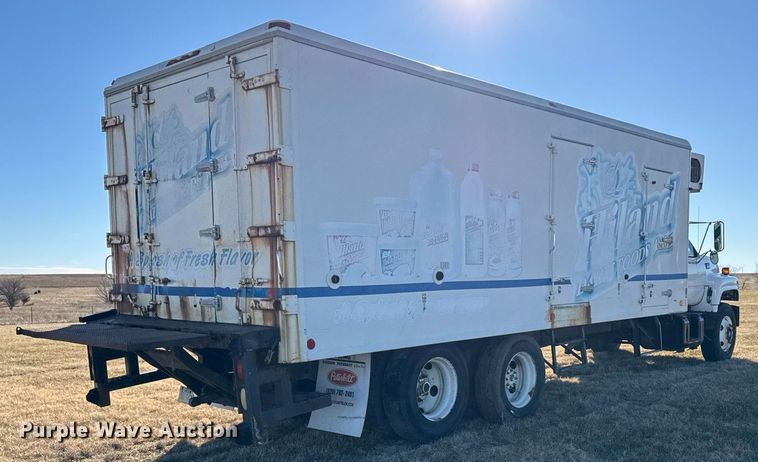 image for item DX3902 2000 Chevrolet C7500 refrigerated truck