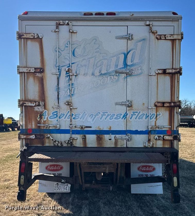 image for item DX3902 2000 Chevrolet C7500 refrigerated truck