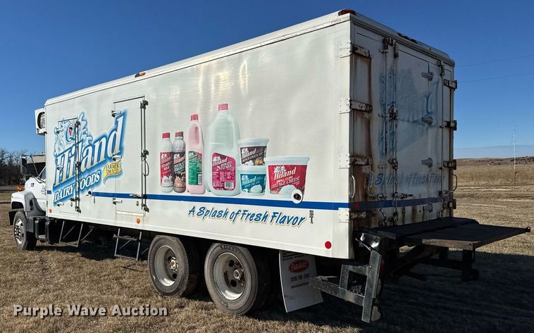 image for item DX3902 2000 Chevrolet C7500 refrigerated truck