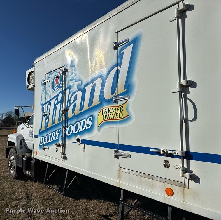 image for item DX3902 2000 Chevrolet C7500 refrigerated truck