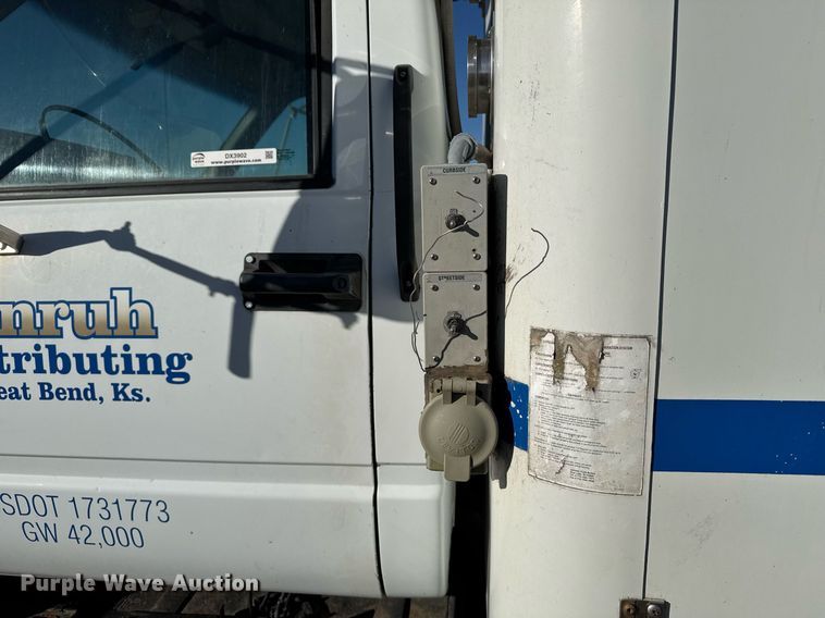 image for item DX3902 2000 Chevrolet C7500 refrigerated truck