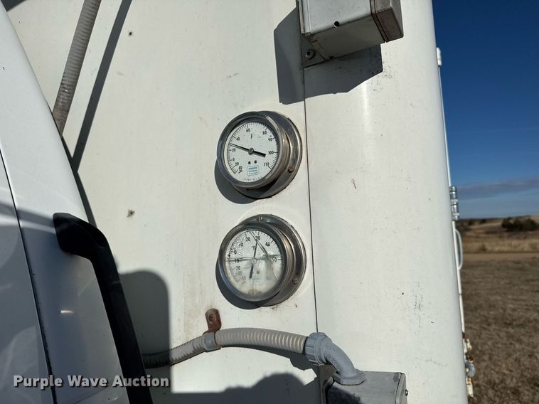 image for item DX3902 2000 Chevrolet C7500 refrigerated truck