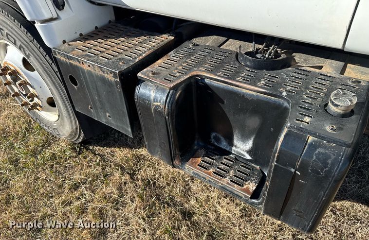 image for item DX3902 2000 Chevrolet C7500 refrigerated truck