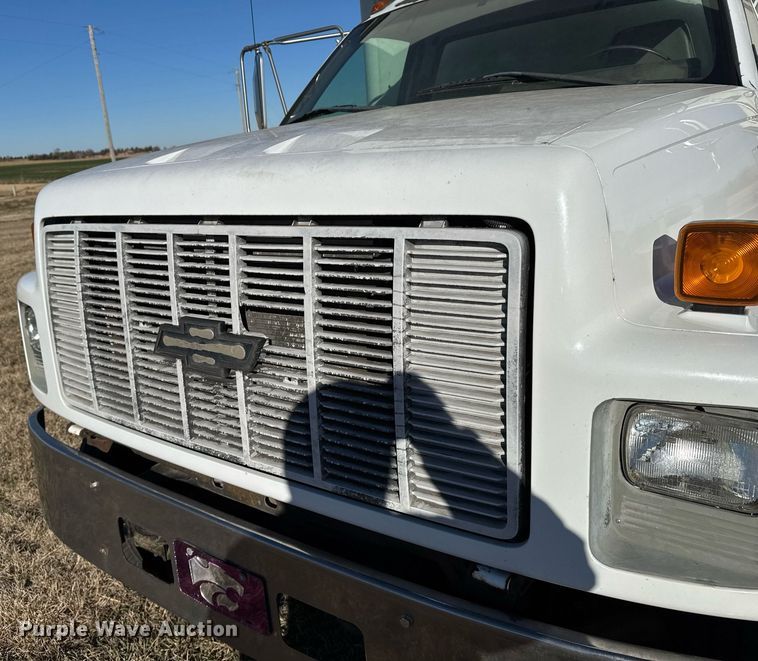 image for item DX3902 2000 Chevrolet C7500 refrigerated truck