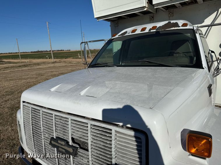 image for item DX3902 2000 Chevrolet C7500 refrigerated truck