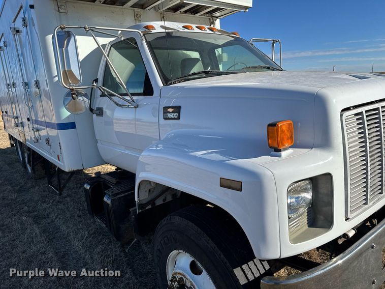 image for item DX3902 2000 Chevrolet C7500 refrigerated truck