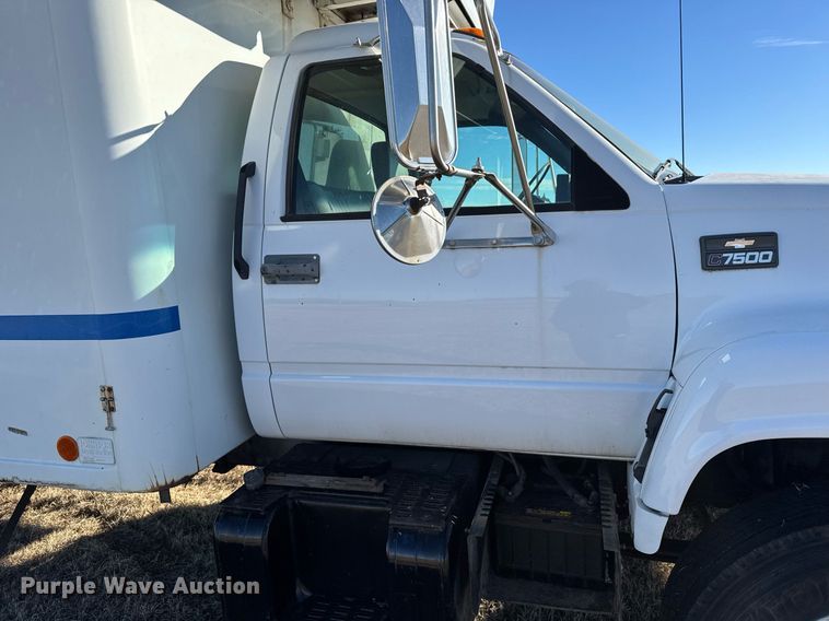 image for item DX3902 2000 Chevrolet C7500 refrigerated truck