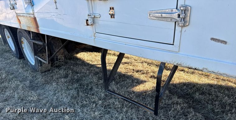 image for item DX3902 2000 Chevrolet C7500 refrigerated truck