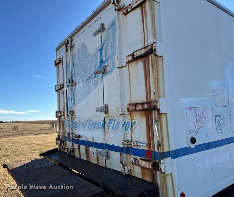 image for item DX3902 2000 Chevrolet C7500 refrigerated truck