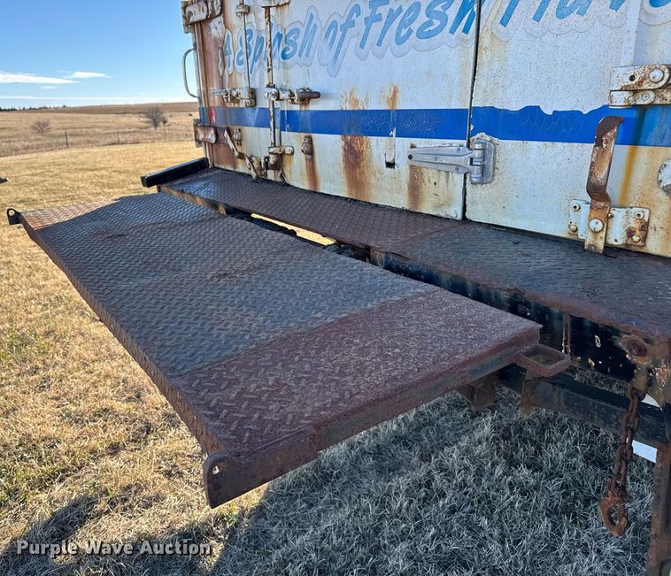 image for item DX3902 2000 Chevrolet C7500 refrigerated truck