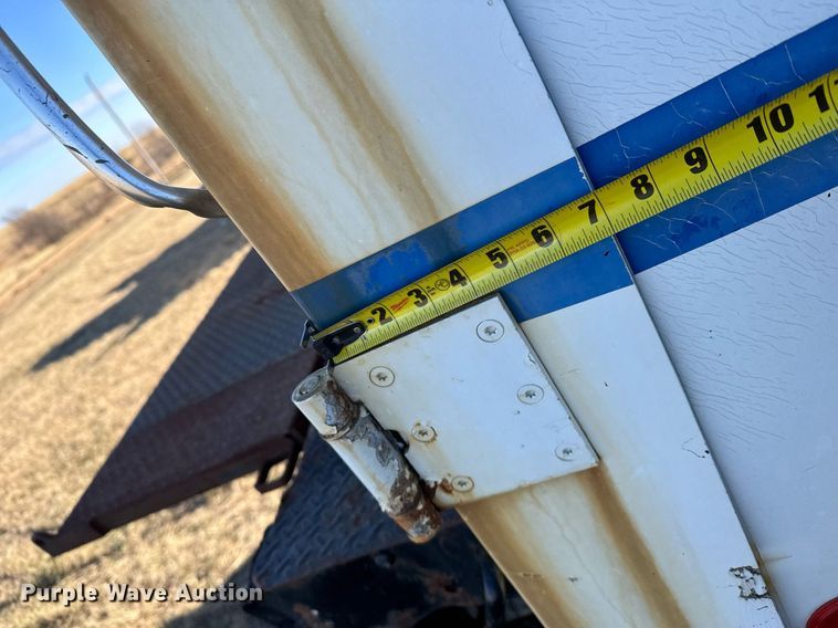 image for item DX3902 2000 Chevrolet C7500 refrigerated truck