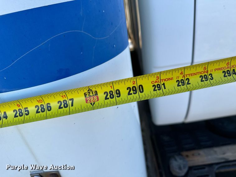 image for item DX3902 2000 Chevrolet C7500 refrigerated truck