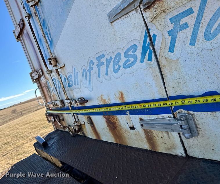 image for item DX3902 2000 Chevrolet C7500 refrigerated truck