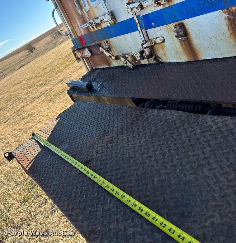 image for item DX3902 2000 Chevrolet C7500 refrigerated truck