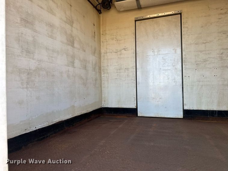 image for item DX3902 2000 Chevrolet C7500 refrigerated truck