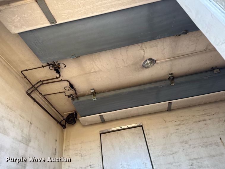 image for item DX3902 2000 Chevrolet C7500 refrigerated truck