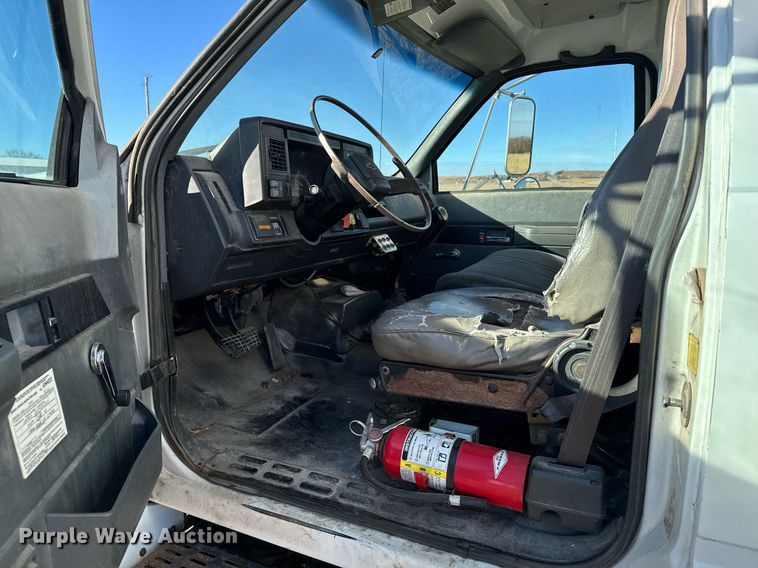 image for item DX3902 2000 Chevrolet C7500 refrigerated truck