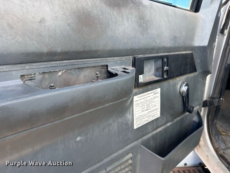 image for item DX3902 2000 Chevrolet C7500 refrigerated truck