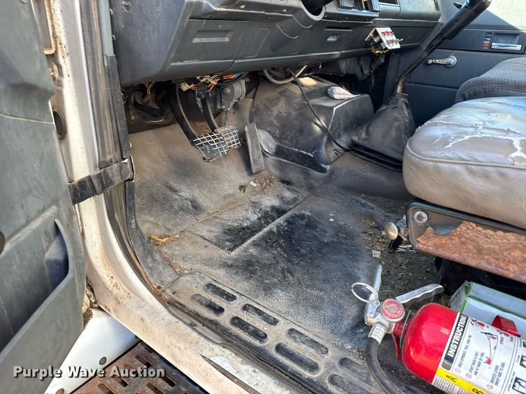 image for item DX3902 2000 Chevrolet C7500 refrigerated truck