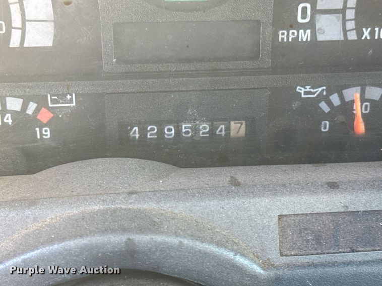 image for item DX3902 2000 Chevrolet C7500 refrigerated truck