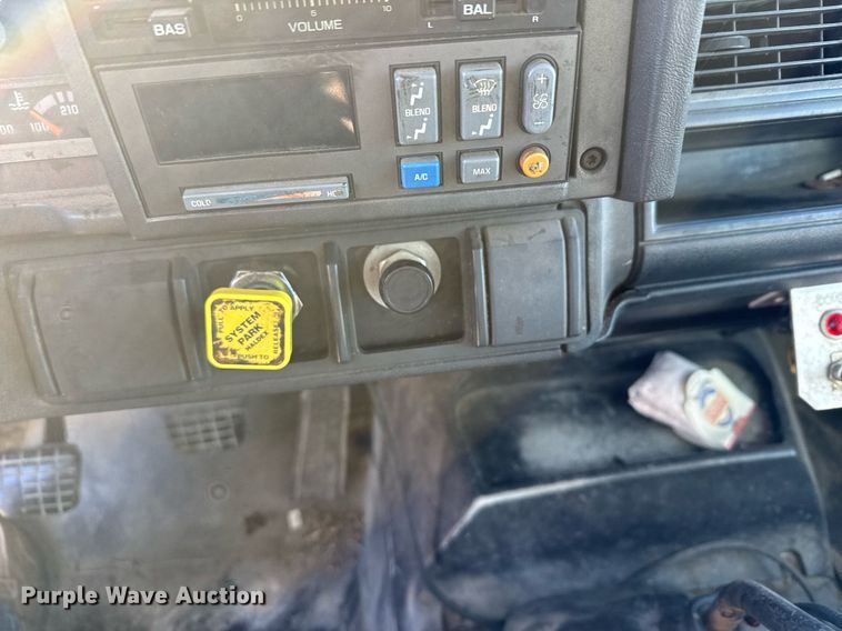 image for item DX3902 2000 Chevrolet C7500 refrigerated truck