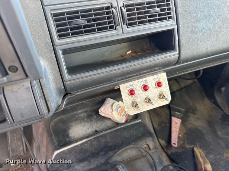 image for item DX3902 2000 Chevrolet C7500 refrigerated truck