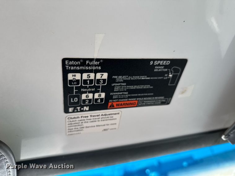 image for item DX3902 2000 Chevrolet C7500 refrigerated truck