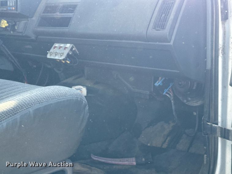 image for item DX3902 2000 Chevrolet C7500 refrigerated truck