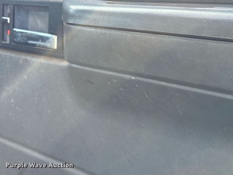 image for item DX3902 2000 Chevrolet C7500 refrigerated truck