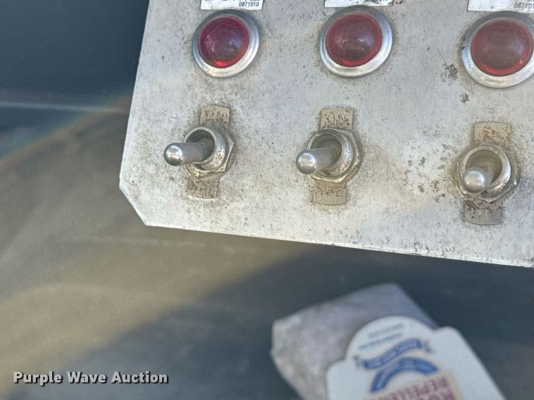 image for item DX3902 2000 Chevrolet C7500 refrigerated truck